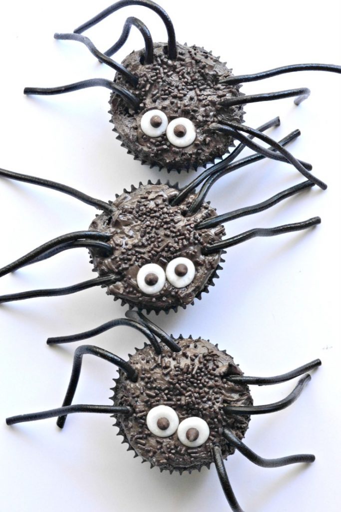 Black widow spider cupcakes by Fork & Beans