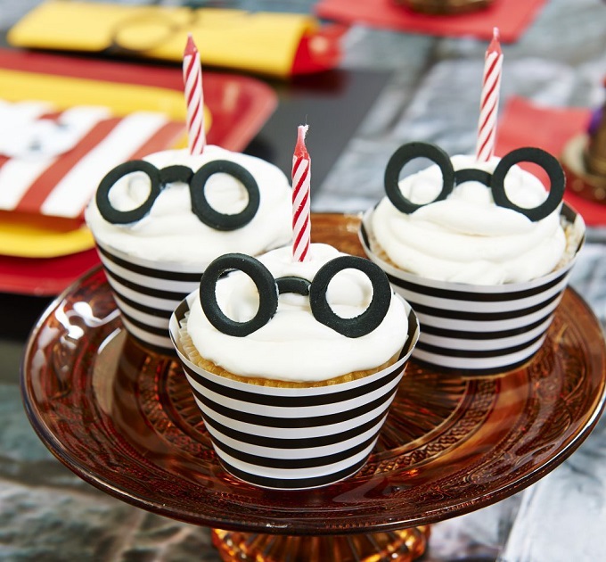 Cool glasses are simply cut from pre-made fondant!