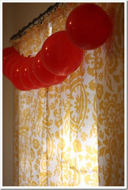 Easy Balloon Garland.