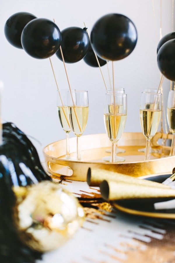 Make beautiful decorations with balloons for new years eve.