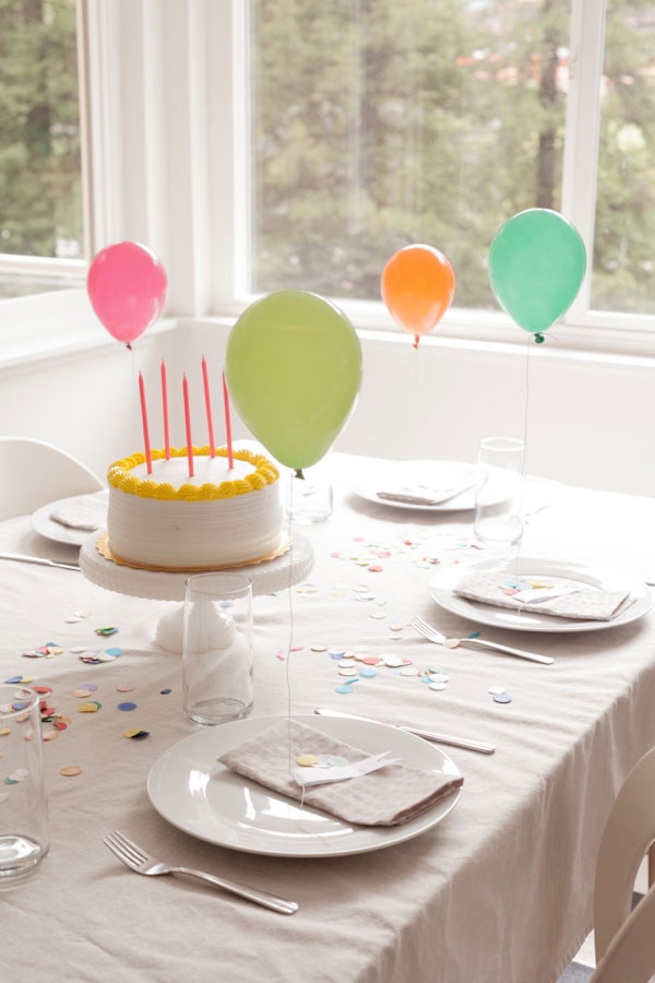 Make mini balloon placecards.