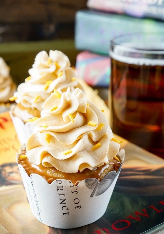 Super creative Butterbeer cupcakes.