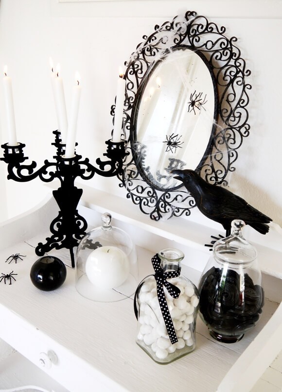 Black and White Halloween Decorating Ideas by Bird’s Party.