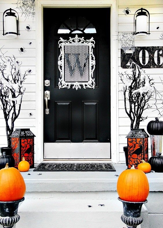 Simple and Sophisticated Halloween Door Decor.