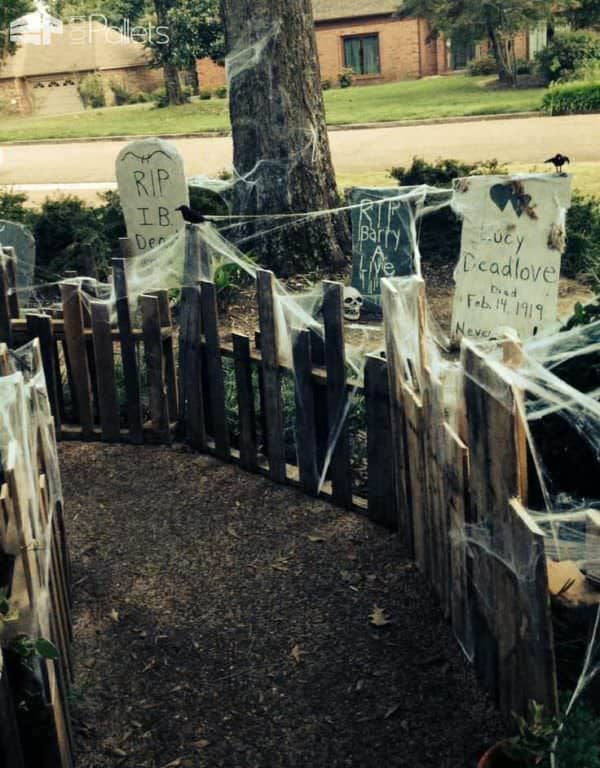 Spooky pallet Halloween fence.