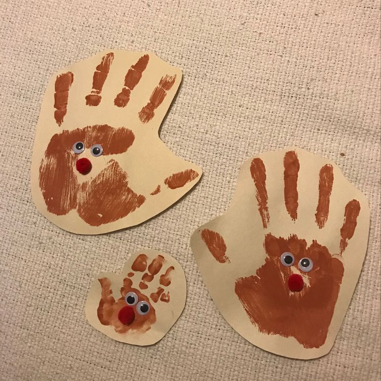 Handprint reindeer ornament to make for a christmas kids craft!