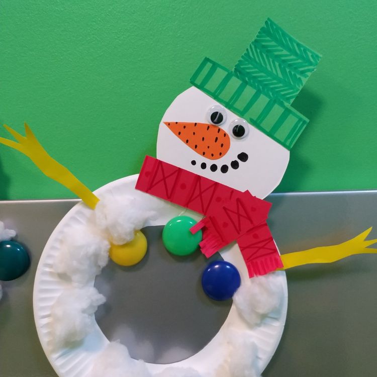 Paper Plate Snowman Wreath.