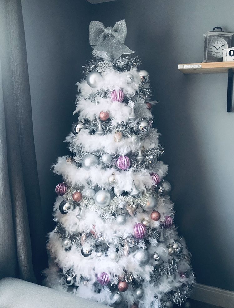 Beautiful White Christmas Tree Decor.