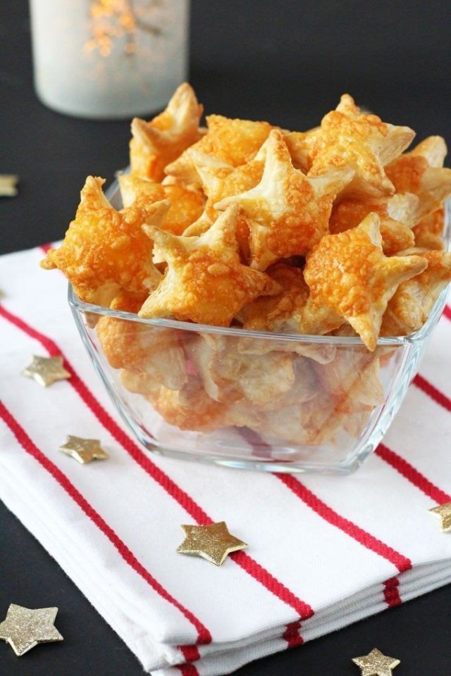 Cheesy Puff Pastry Stars.