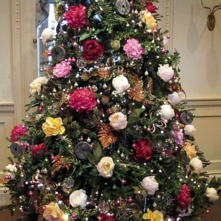 55+ Floral Christmas tree décor ideas which are playful and pretty