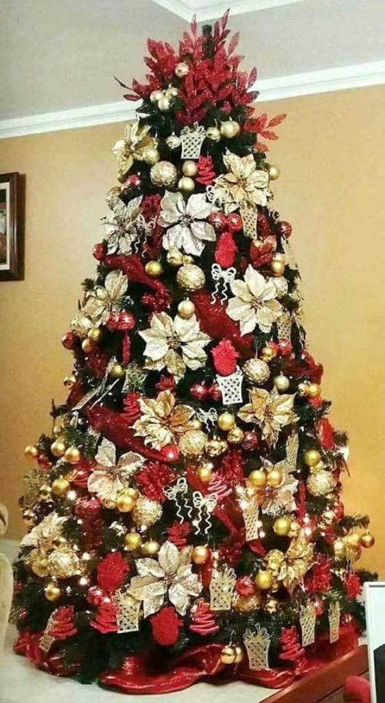 55+ Floral Christmas tree décor ideas which are playful and pretty